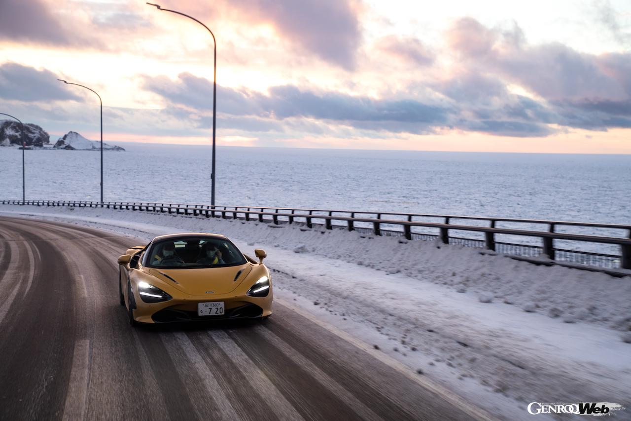 雪道を走るマクラーレン 720S