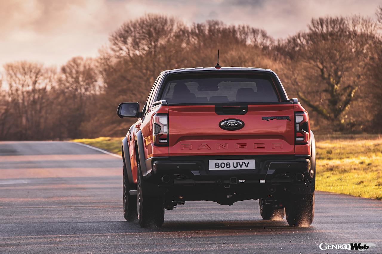 フォード レンジャー ラプター。リヤビュー