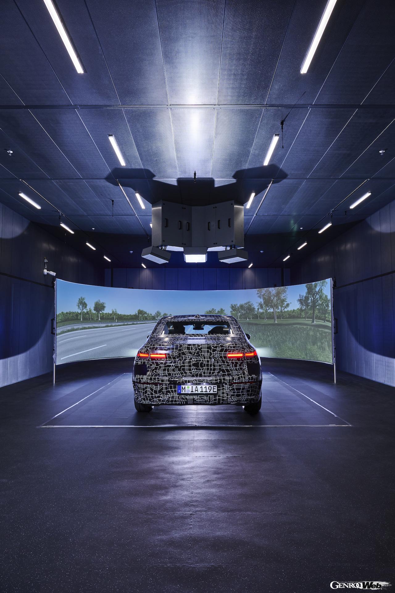 BMW i7の音響テスト風景。気候テストルーム