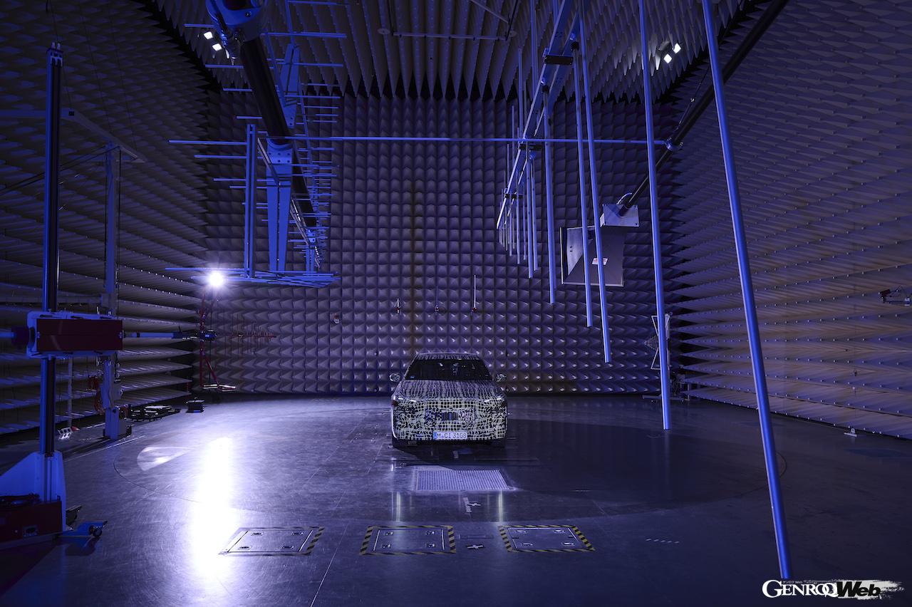 BMW i7の音響テスト風景。EMC アブソーバーホール