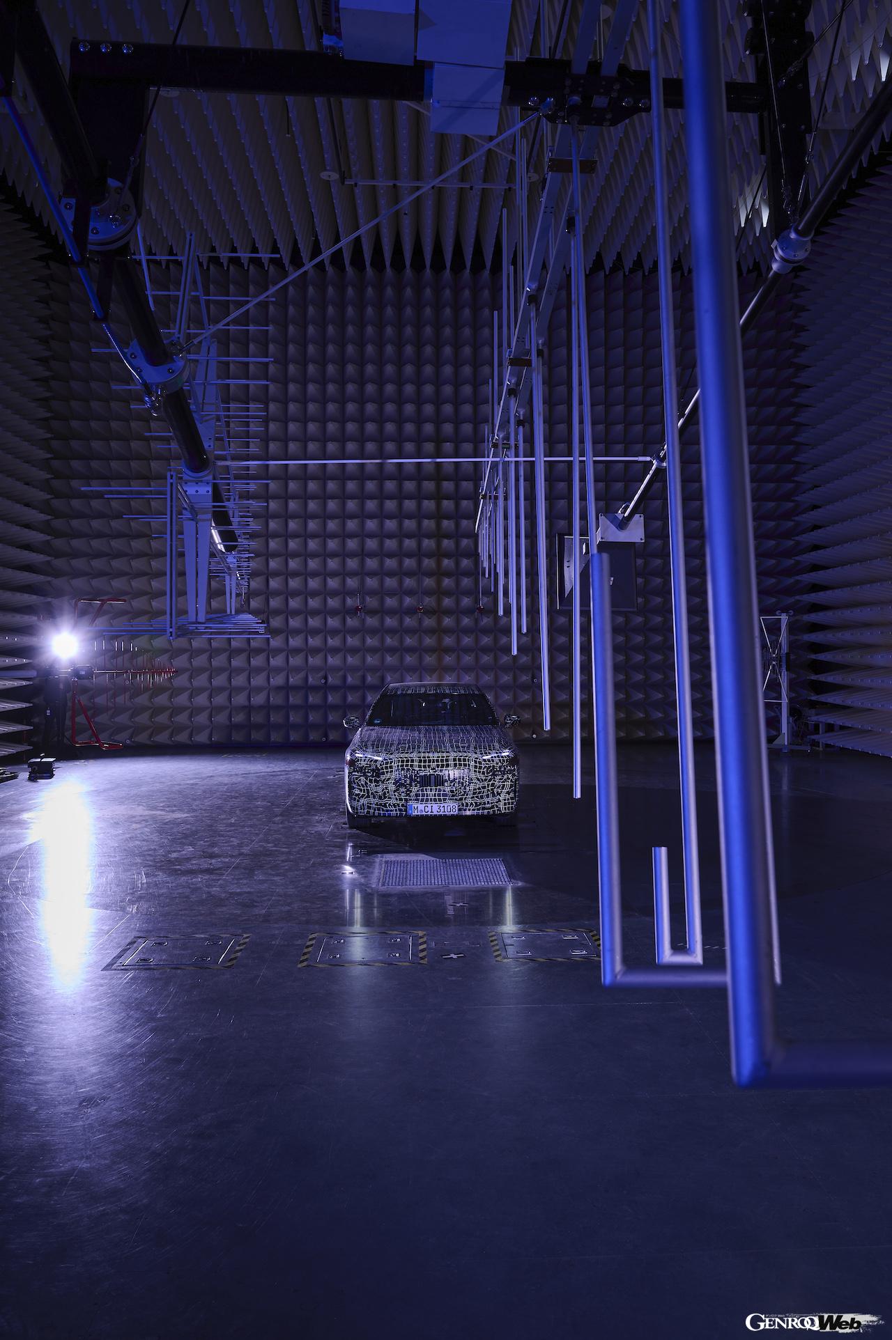 BMW i7の音響テスト風景。EMC アブソーバーホール