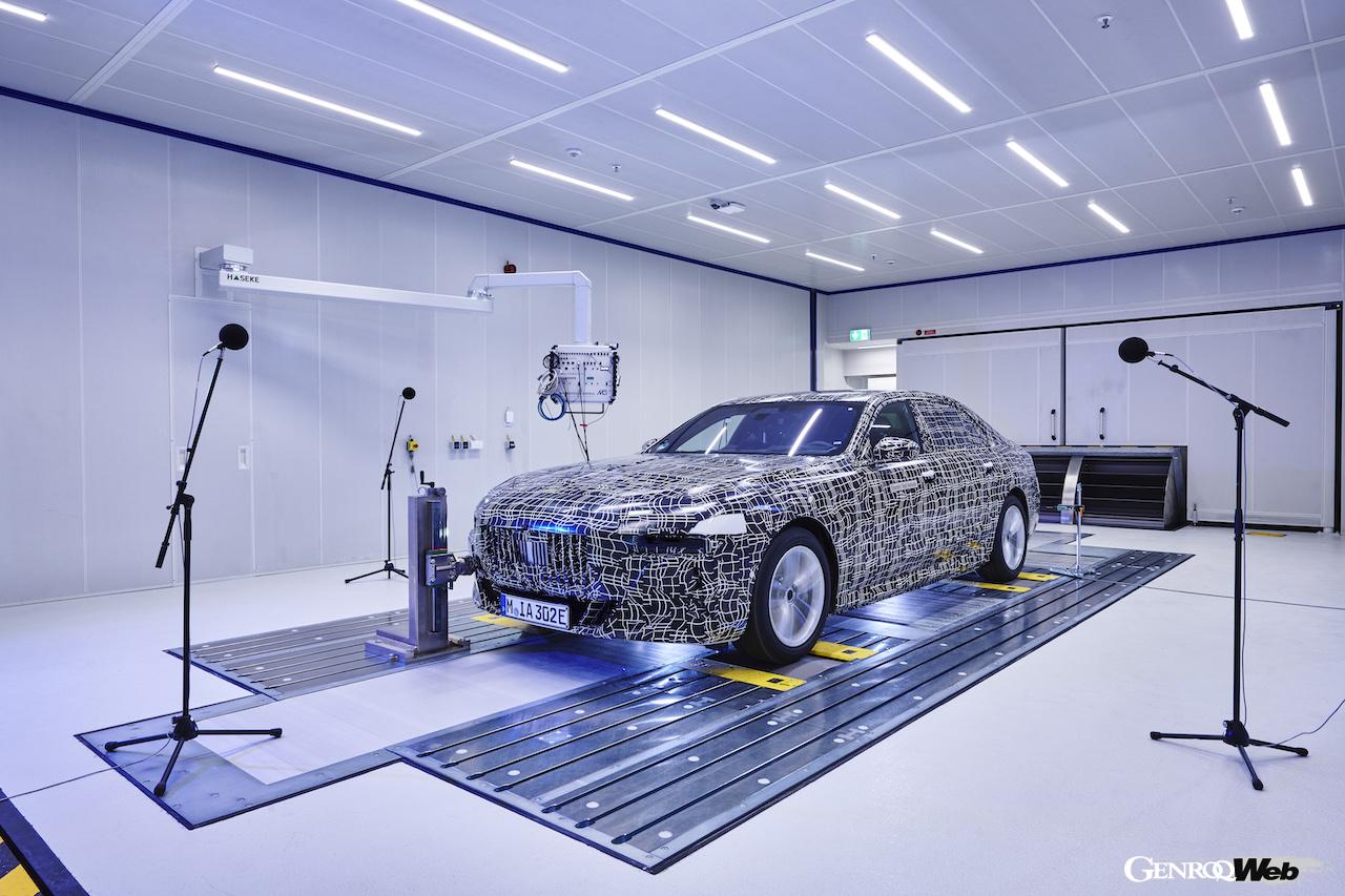 BMW i7の音響テスト風景。シャシーダイナモ