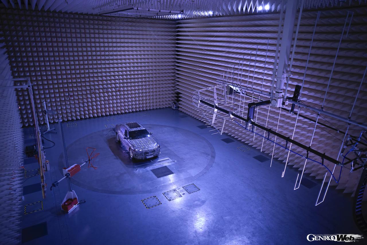 BMW i7の音響テスト風景。EMC アブソーバーホール