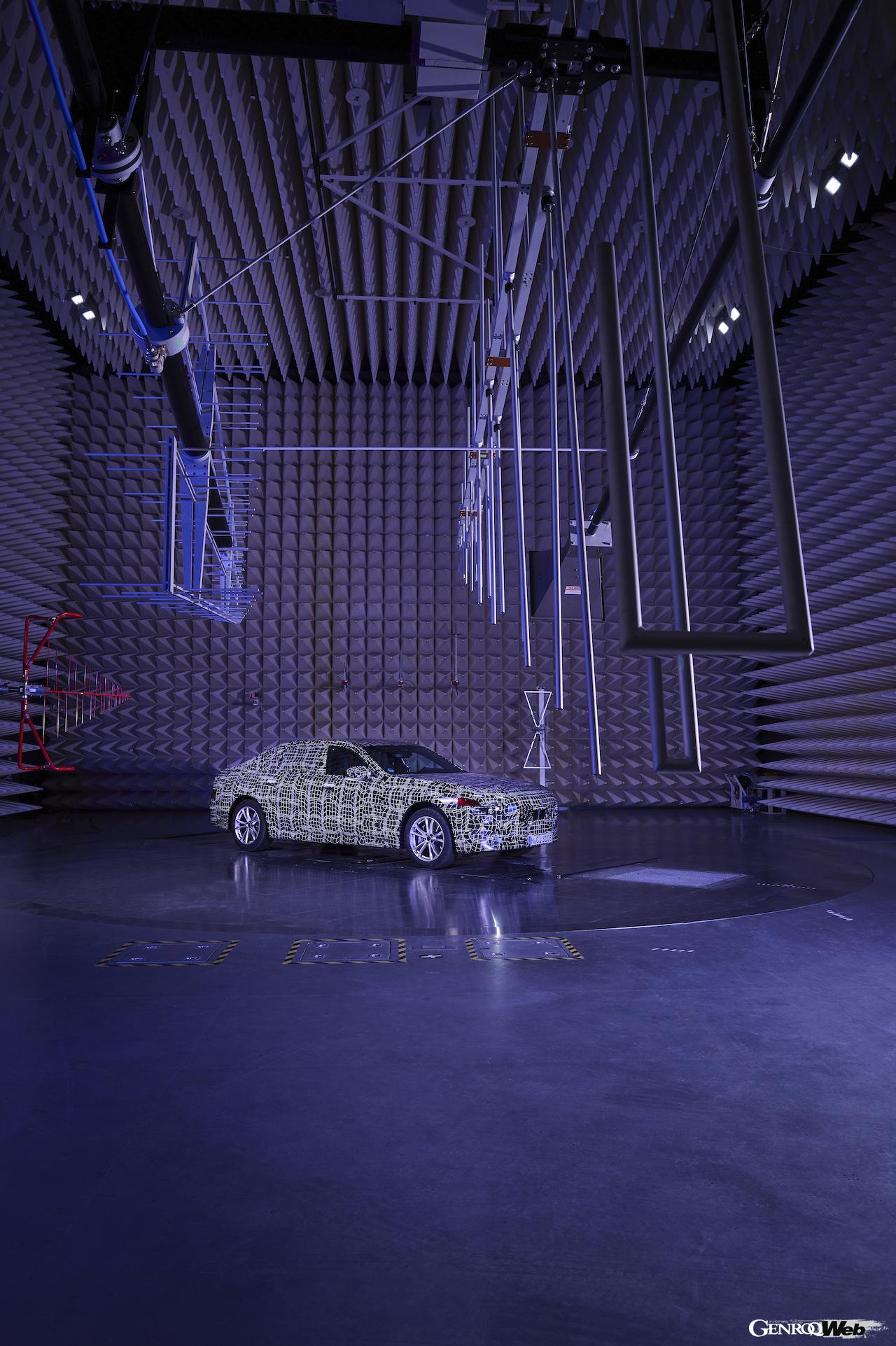 BMW i7の音響テスト風景。EMC アブソーバーホール