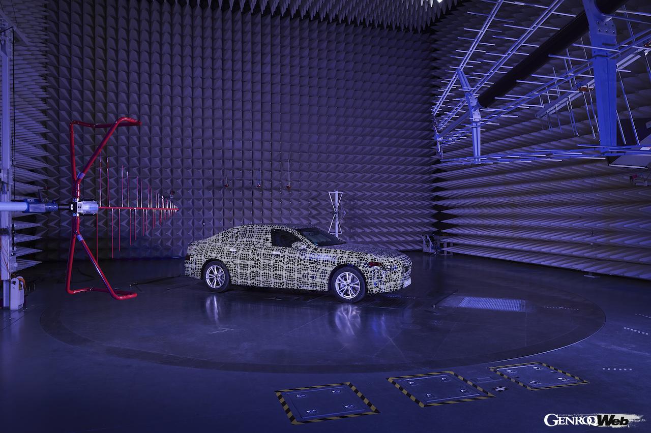 BMW i7の音響テスト風景。EMC アブソーバーホール