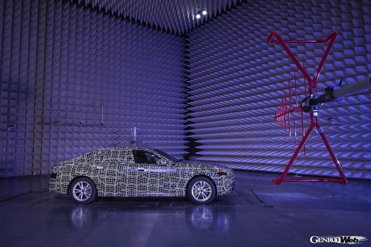 BMW i7の音響テスト風景。EMC アブソーバーホール