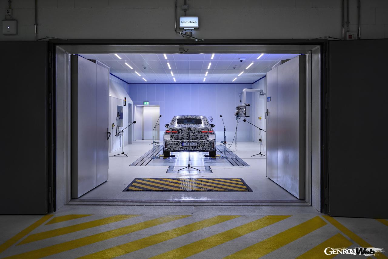 BMW i7の音響テスト風景。シャシーダイナモ