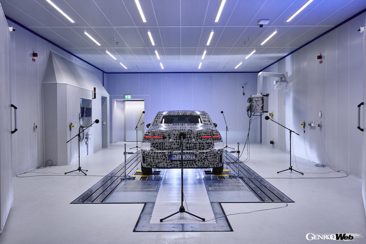 BMW i7の音響テスト風景。シャシーダイナモ