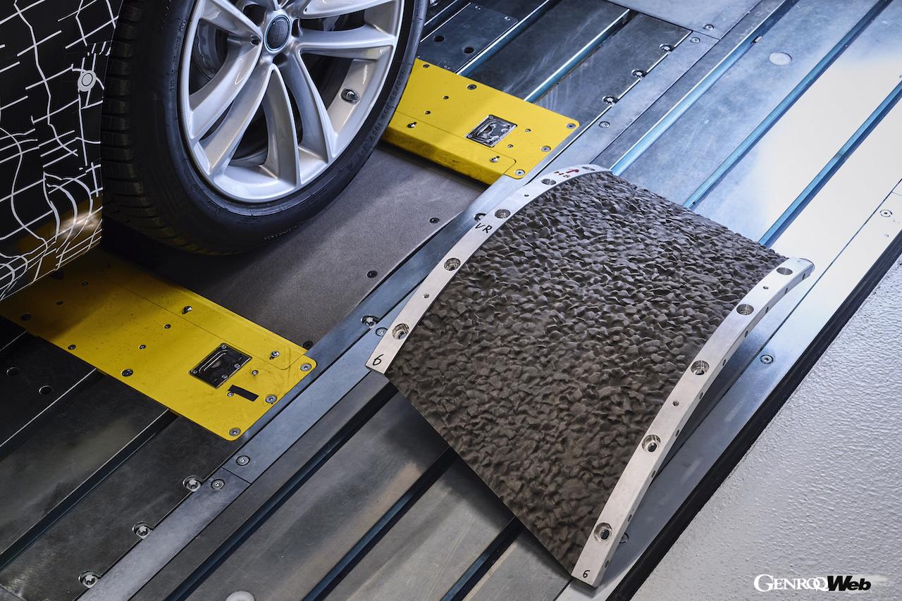BMW i7の音響テスト風景。シャシーダイナモ