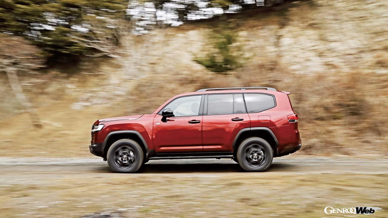 トヨタ ランドクルーザー GRスポーツの走行シーン