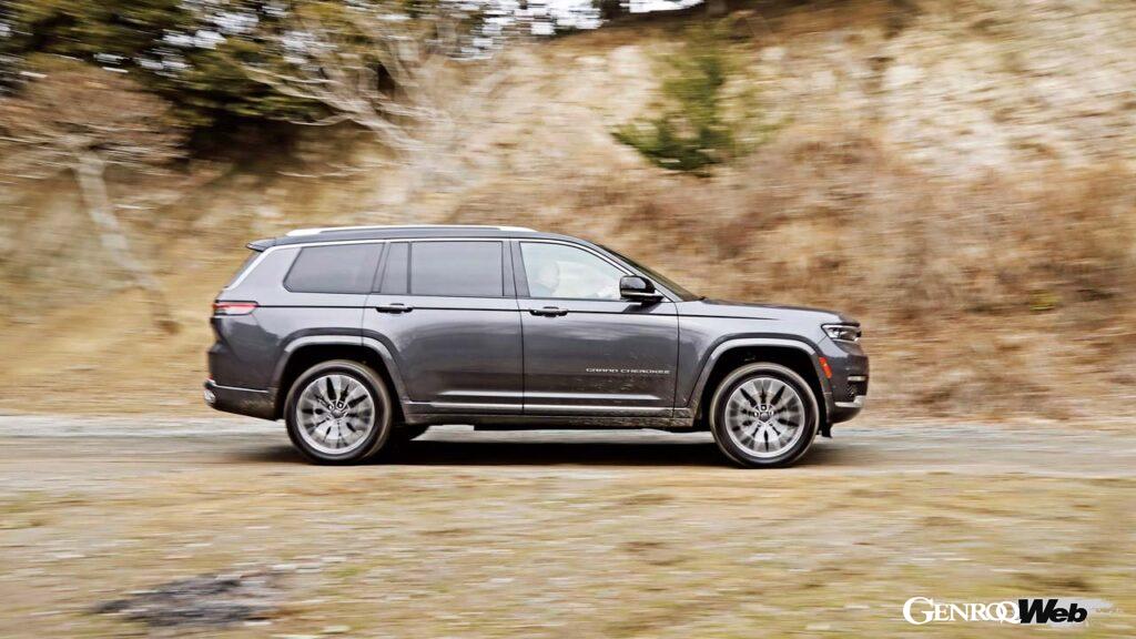 ジープ グランドチェロキー Lの走行シーン