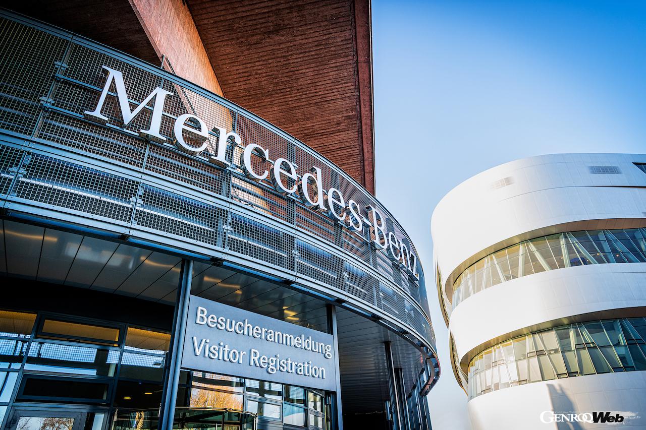 シュトゥットガルトのメルセデス・ベンツ本社に掲げられた新しい社名看板