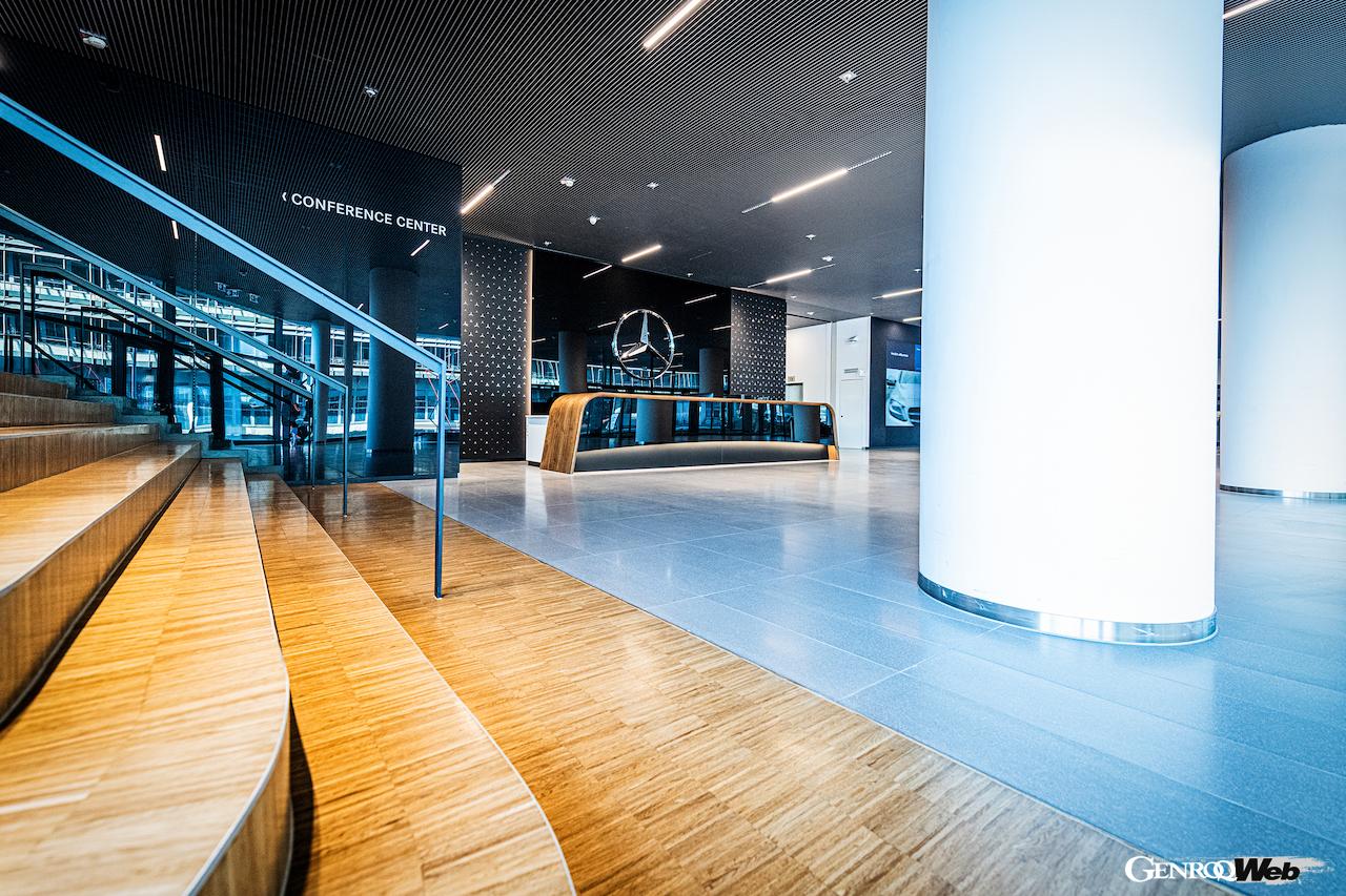 メルセデス・ベンツのシンボル、スリーポインテッドスターを掲げたシュトゥットガルトの本社施設