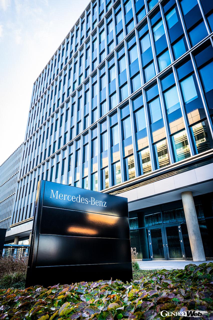 シュトゥットガルトのメルセデス・ベンツ本社に掲げられた新しい社名看板