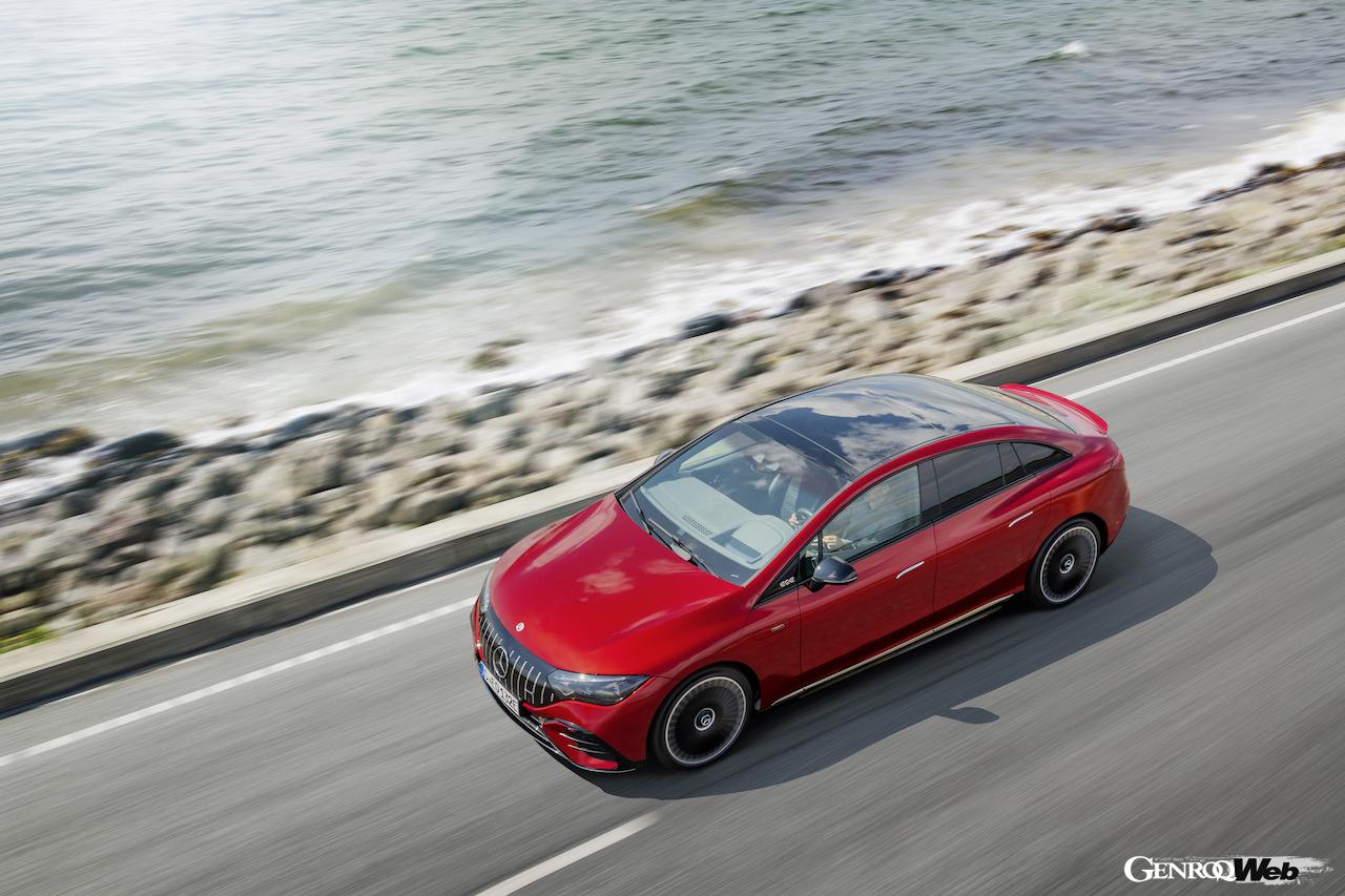 メルセデスAMG EQE 43 4MATICの俯瞰目ビュー