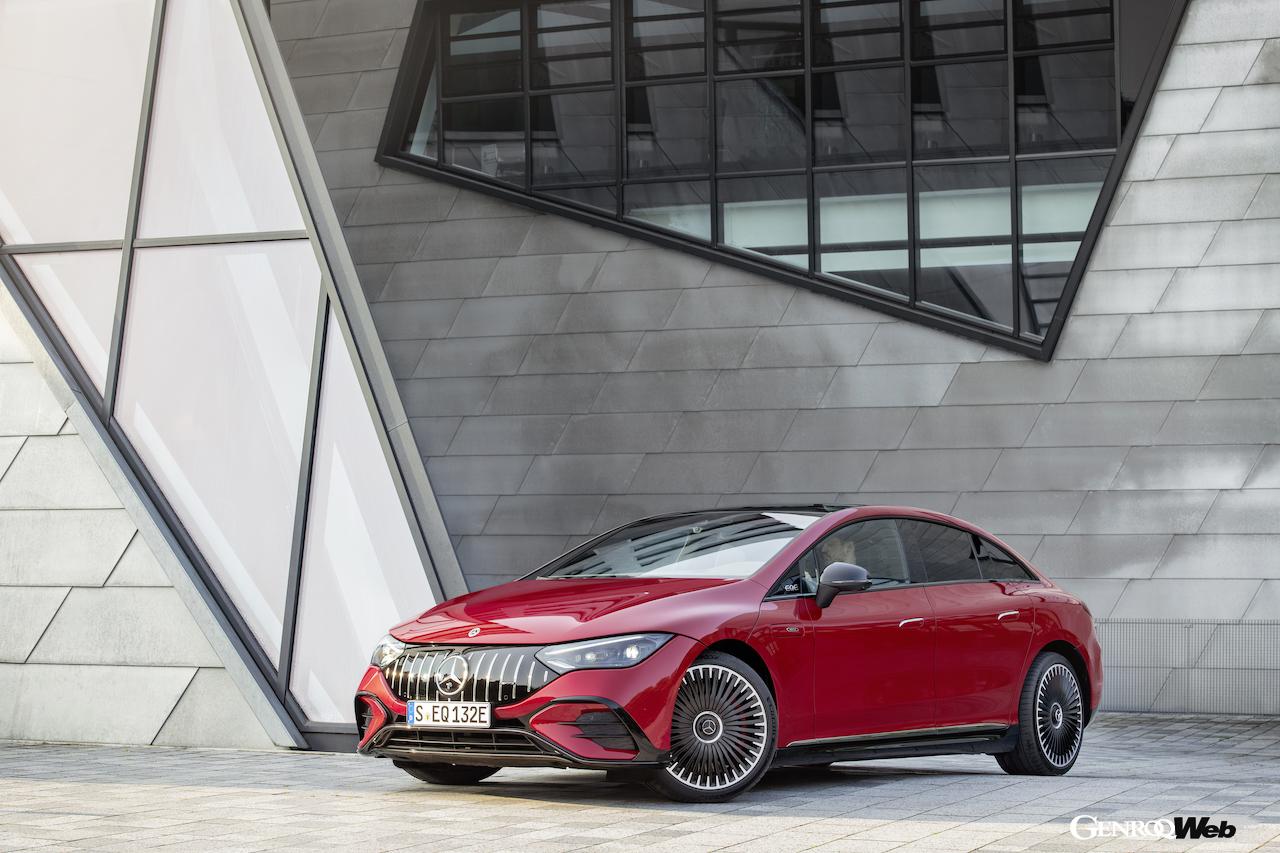メルセデスAMG EQE 43 4MATICのフロントビュー