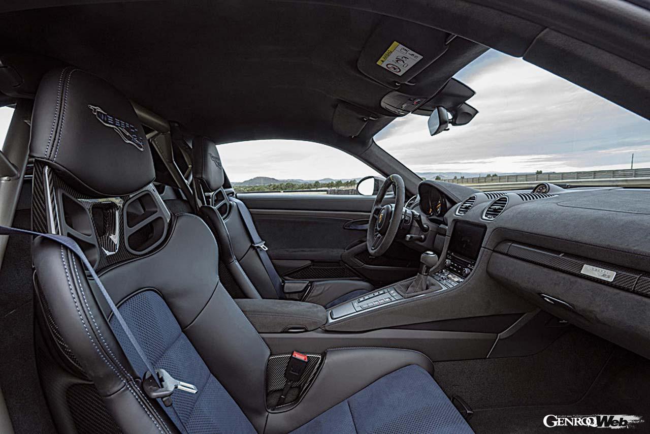 ポルシェ 718 ケイマン GT4 RSのコクピット