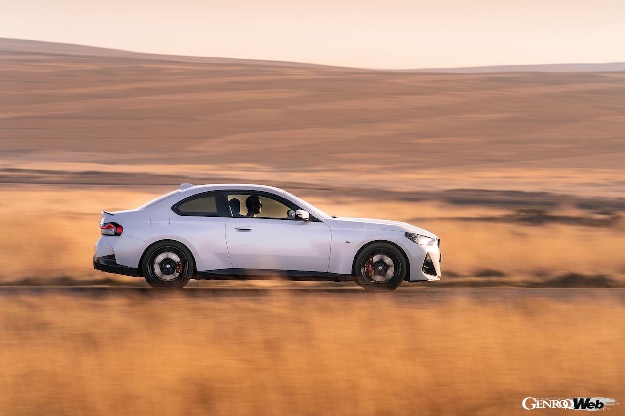 新型BMW 2シリーズ クーペの走行シーン