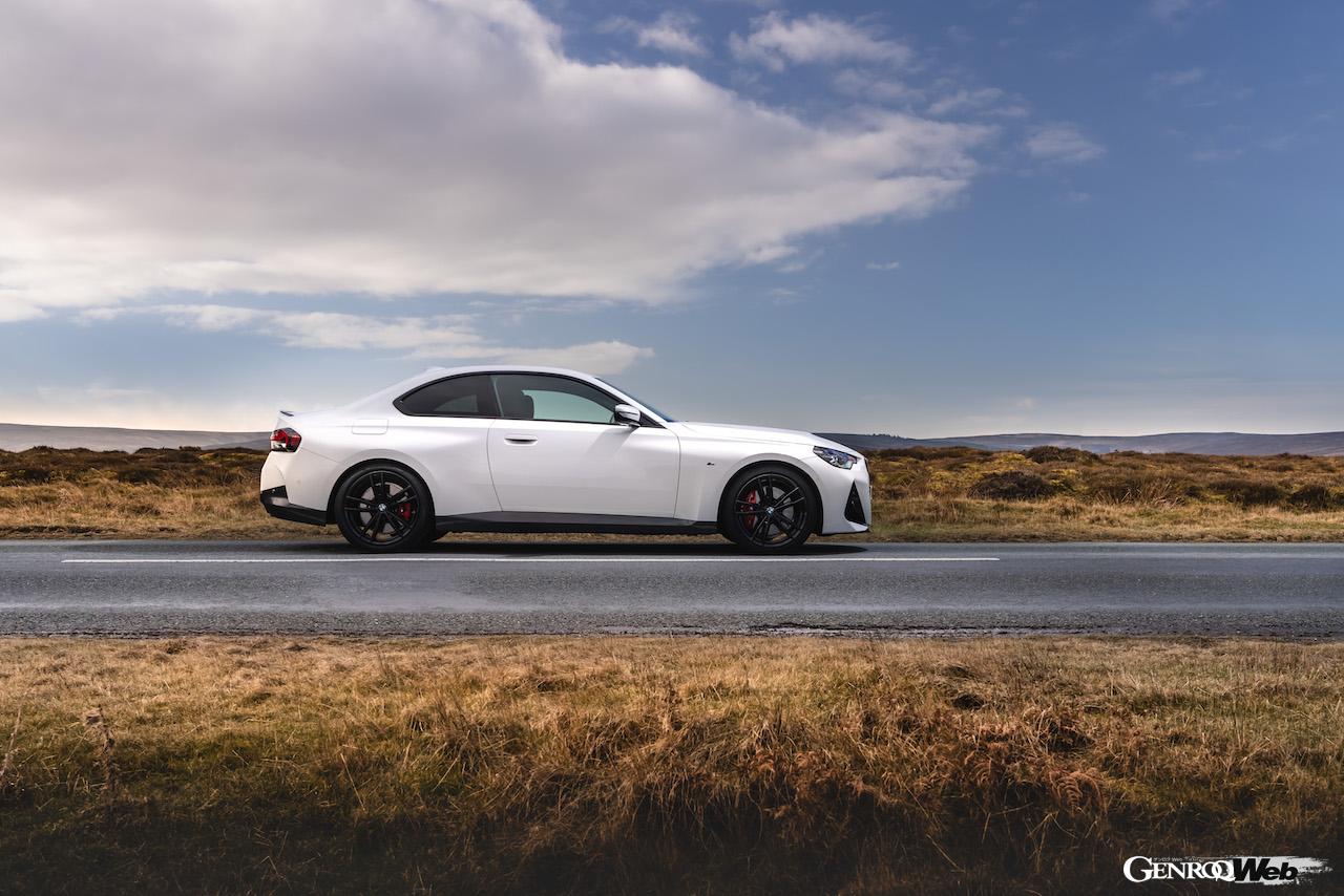 新型BMW 2シリーズ クーペのサイドビュー