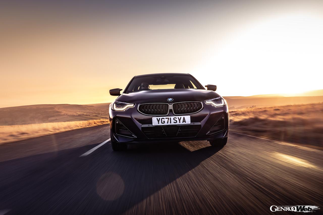 新型BMW 2シリーズ クーペの走行シーン