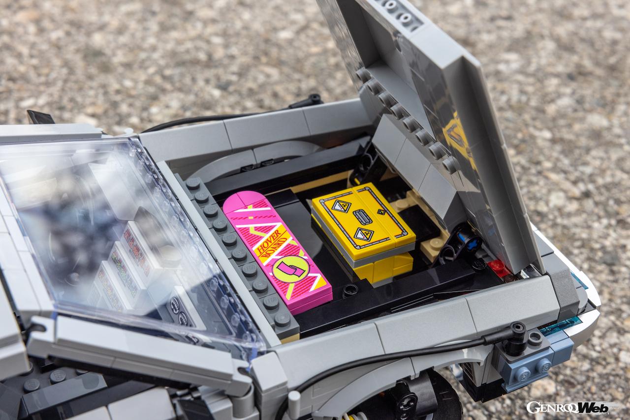 『バック・トゥ・ザ・フューチャー』3部作に登場するデロリアンから、仕様を選んで組み立てられる「レゴ バック・トゥ・ザ・フューチャー デロリアン DMC-12」。