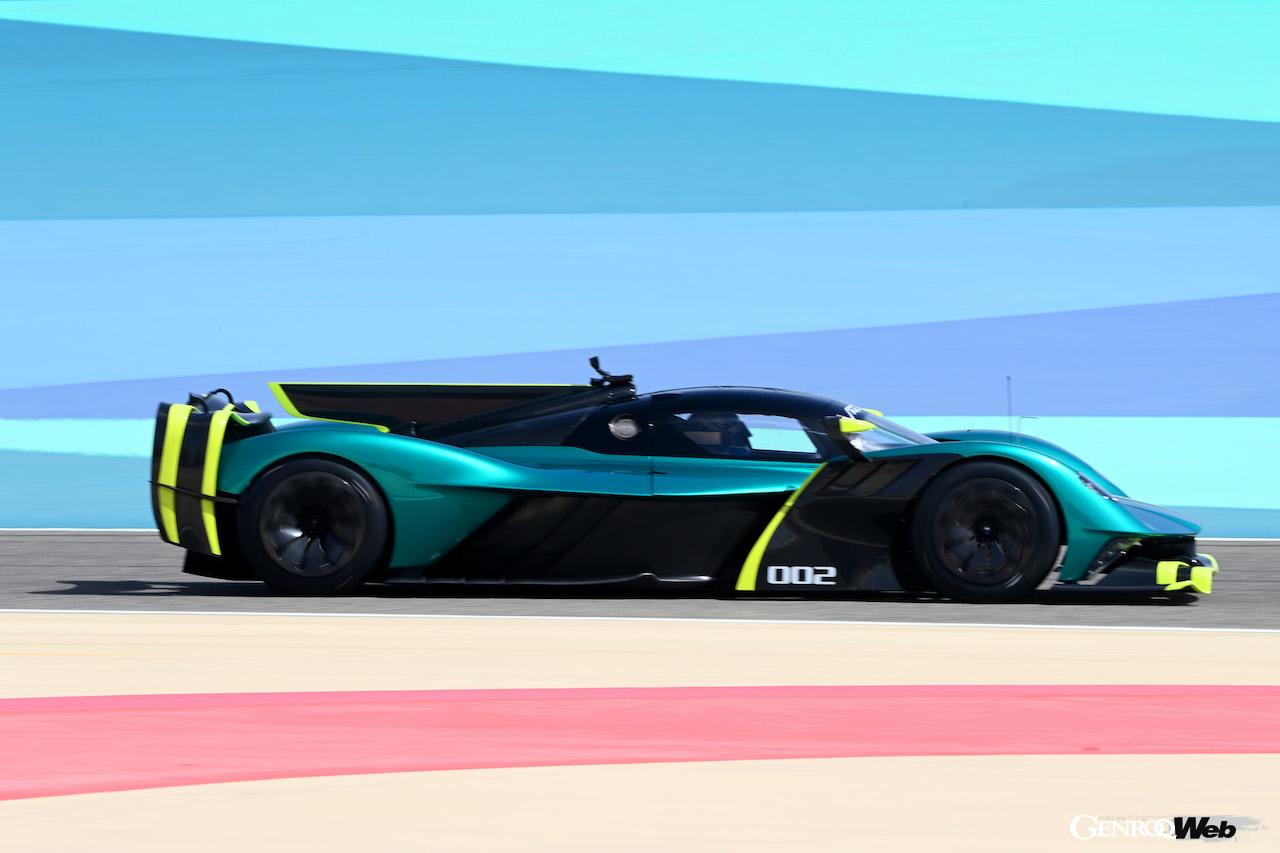 F1の予選と決勝を前に、バーレーン・インターナショナル・サーキットを走行したアストンマーティン ヴァルキリー AMR プロ。