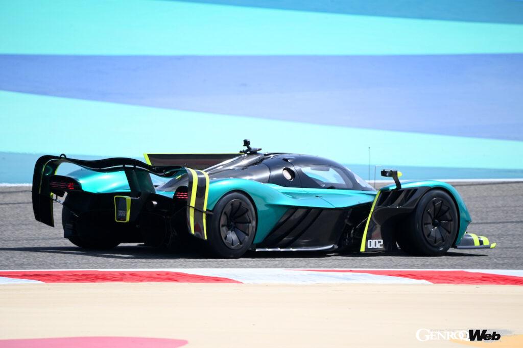 F1の予選と決勝を前に、バーレーン・インターナショナル・サーキットを走行したアストンマーティン ヴァルキリー AMR プロ。