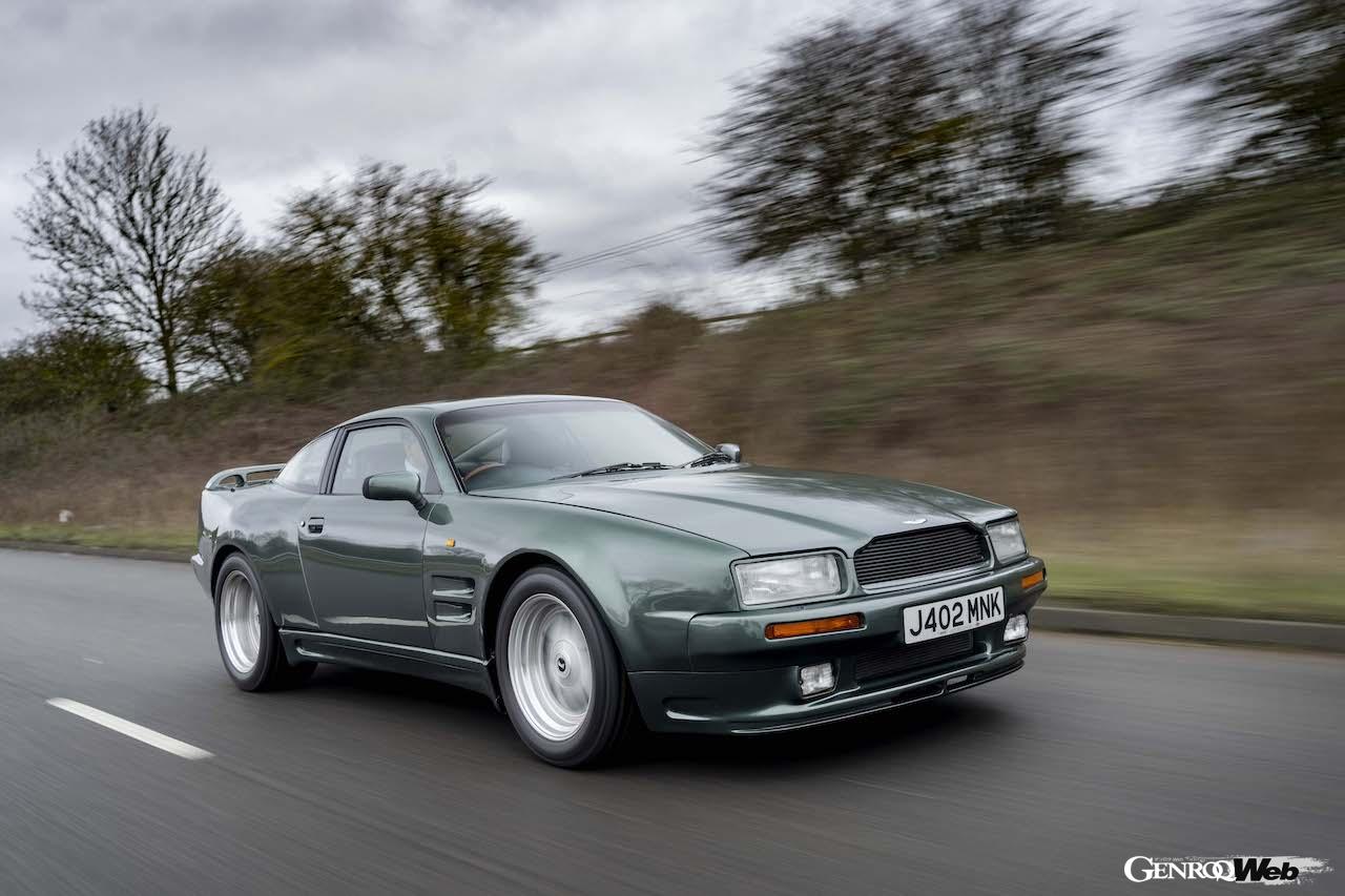デビュー30周年を迎えた、アストンマーティン ヴィラージュ 6.3の走行シーン。