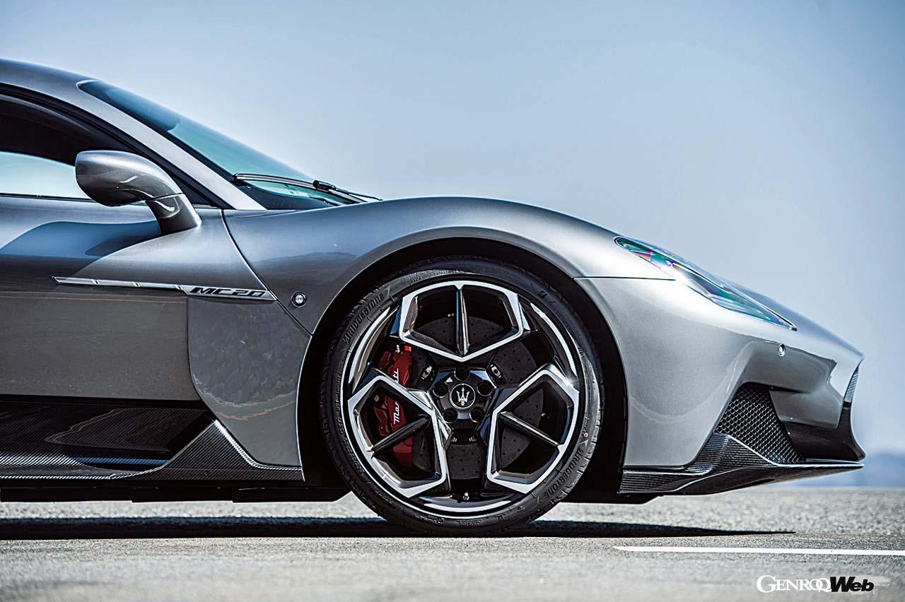 マセラティ MC20の走行シーンのホイール