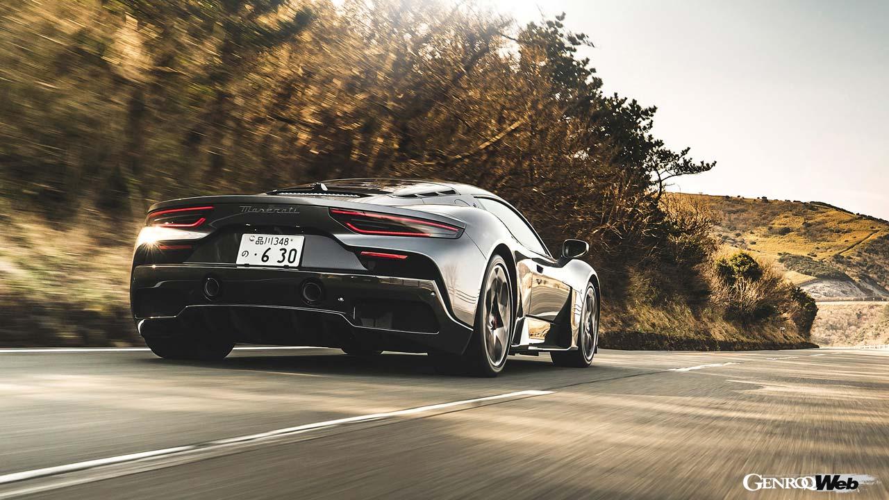 マセラティ MC20の走行シーン