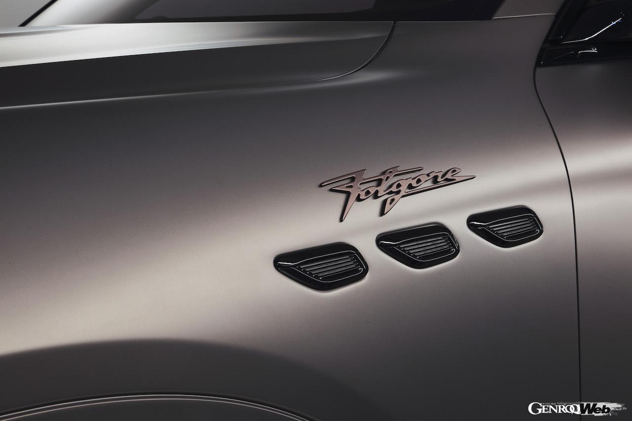 マセラティ グレカーレ フォルゴーレのエンブレム