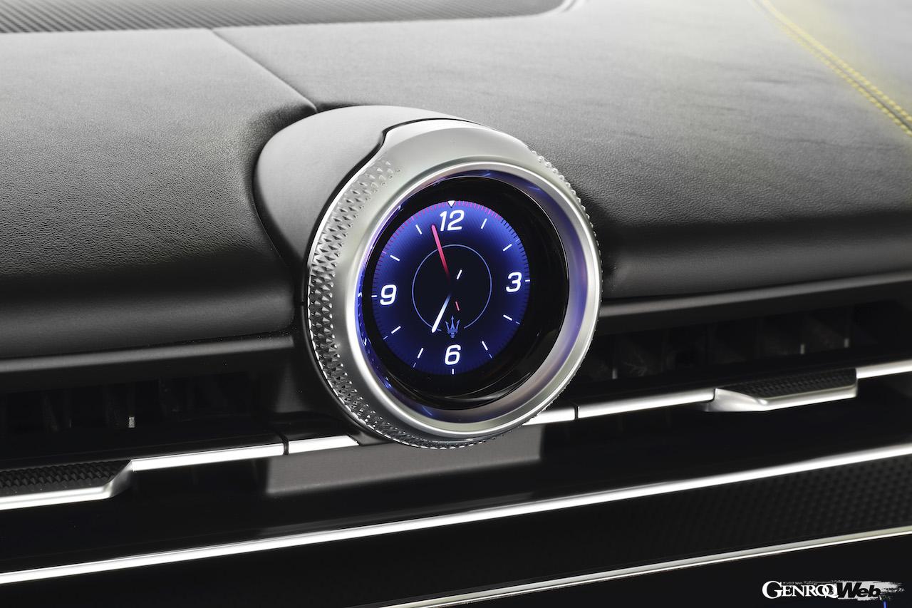 マセラティ グレカーレ トロフェオのダッシュボードクロック