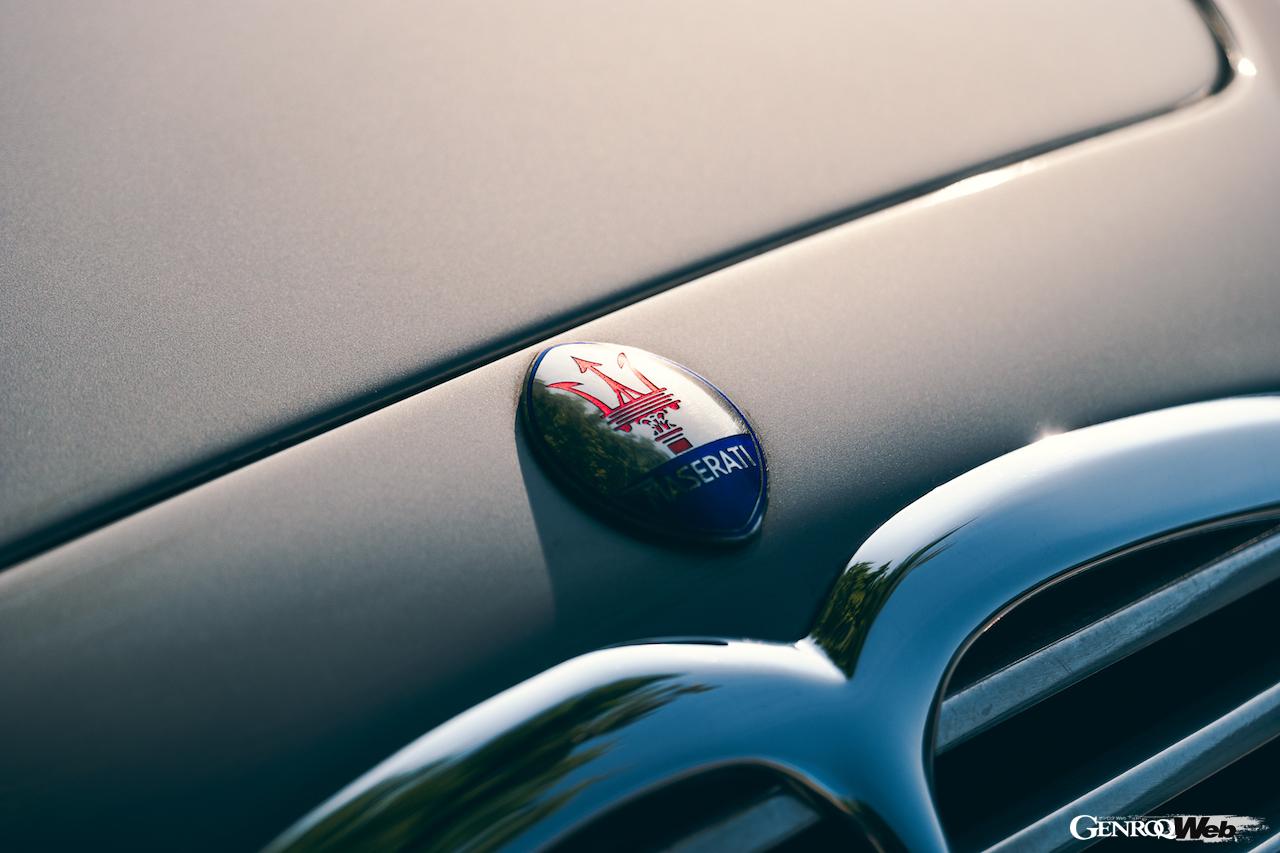 マセラティ A6 1500のエンブレム