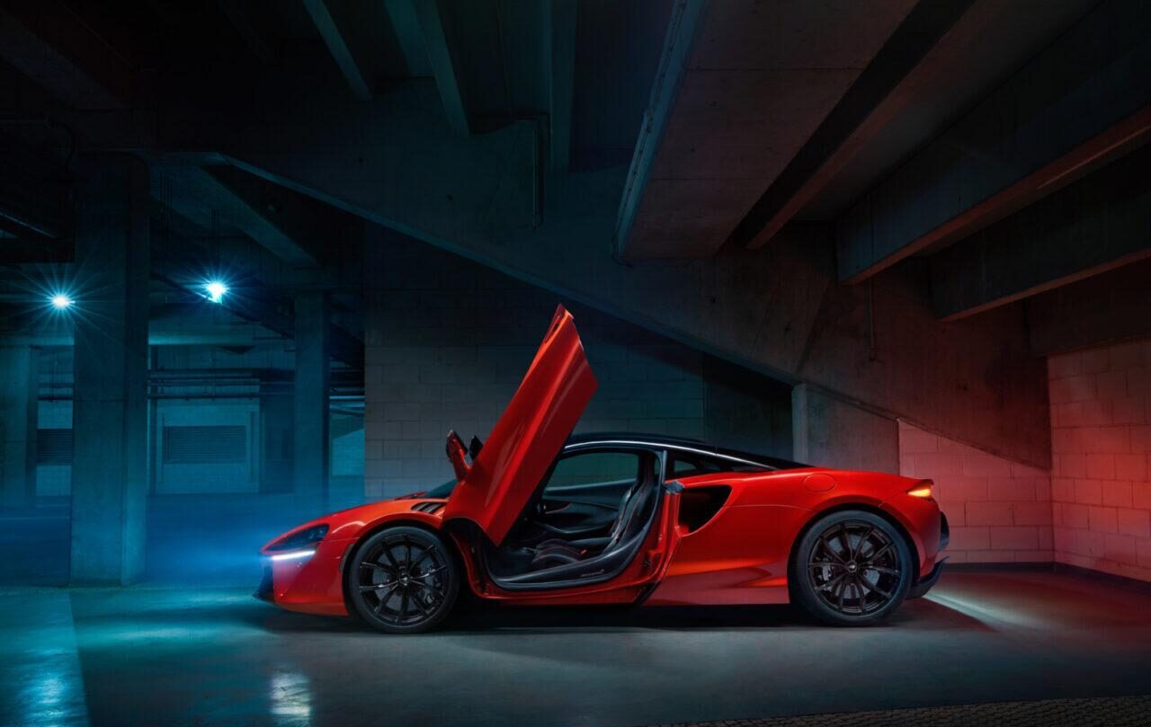 マクラーレン アルトゥーラのサイドビュー