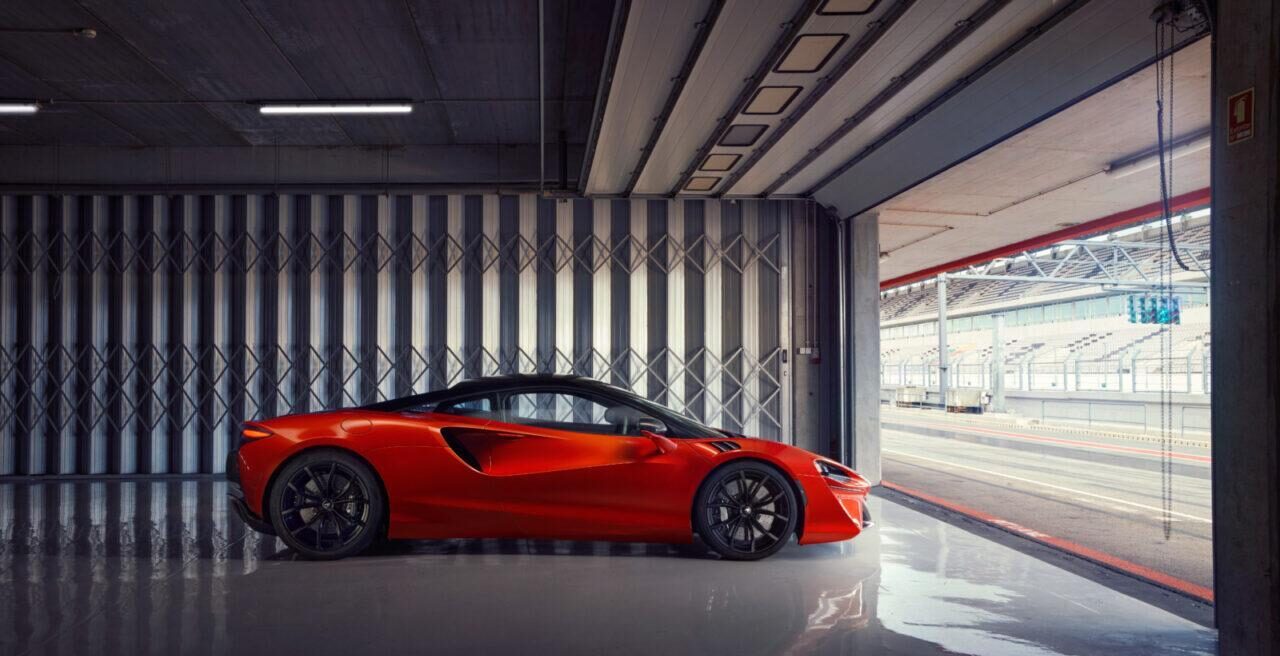 マクラーレン アルトゥーラのサイドビュー