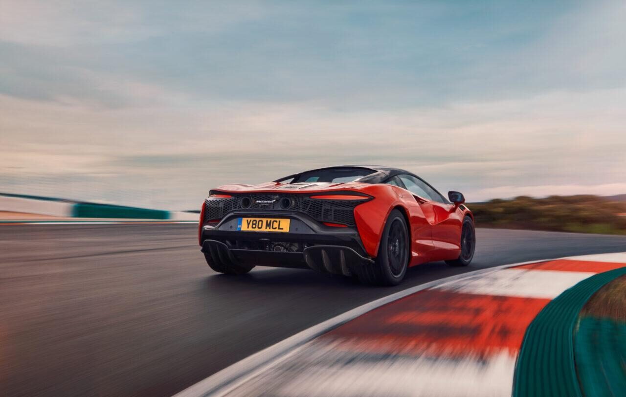 マクラーレン アルトゥーラの走行シーン