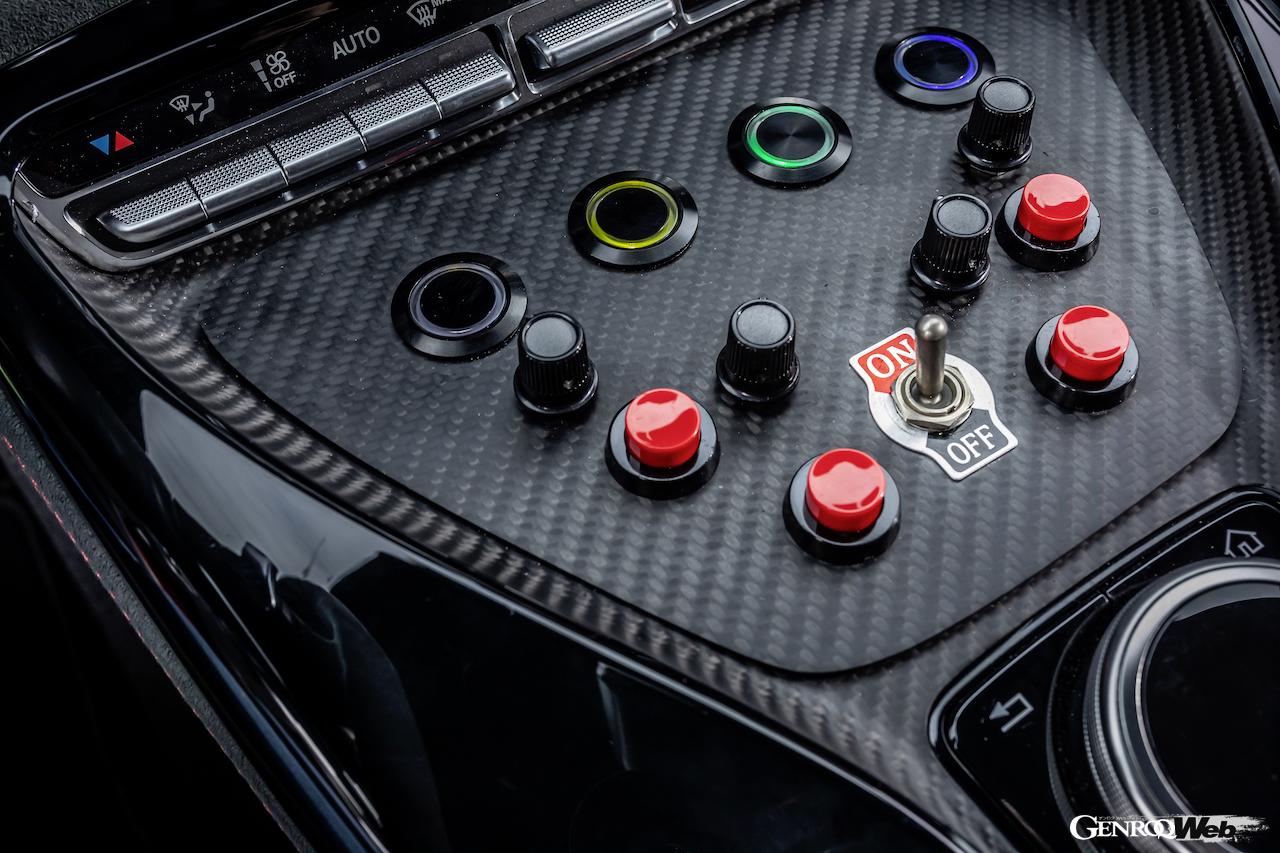 メルセデスAMGが2022年シーズンのF1に供給する、メルセデスAMG GT 63 S 4マティックプラスベースのメディカルカー。センターコンソール