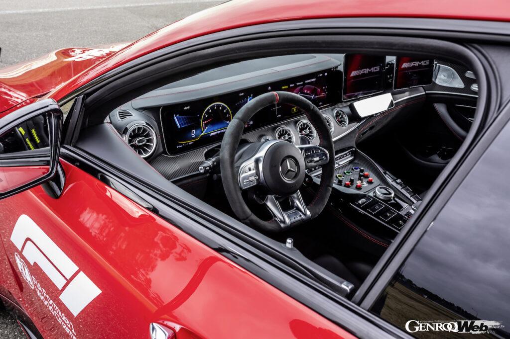 メルセデス AMGが2022年シーズンのF1に供給する、メルセデス AMG GT 63 S 4マティックプラスベースのメディカルカー。コクピット