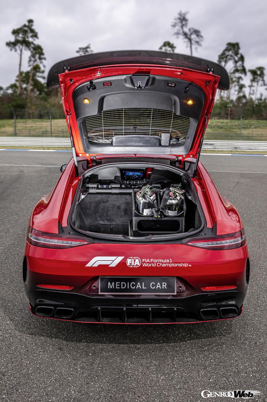メルセデスAMGが2022年シーズンのF1に供給する、メルセデスAMG GT 63 S 4マティックプラスベースのメディカルカー。リヤビュー。トランク開