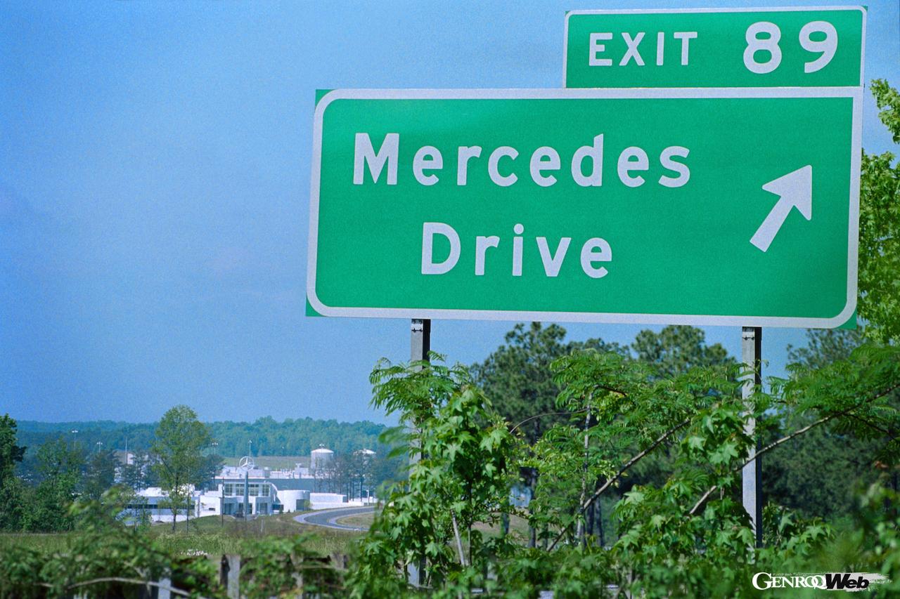 メルセデス・ベンツの米アラバマ州タスカルーサ工場を示す道路標識