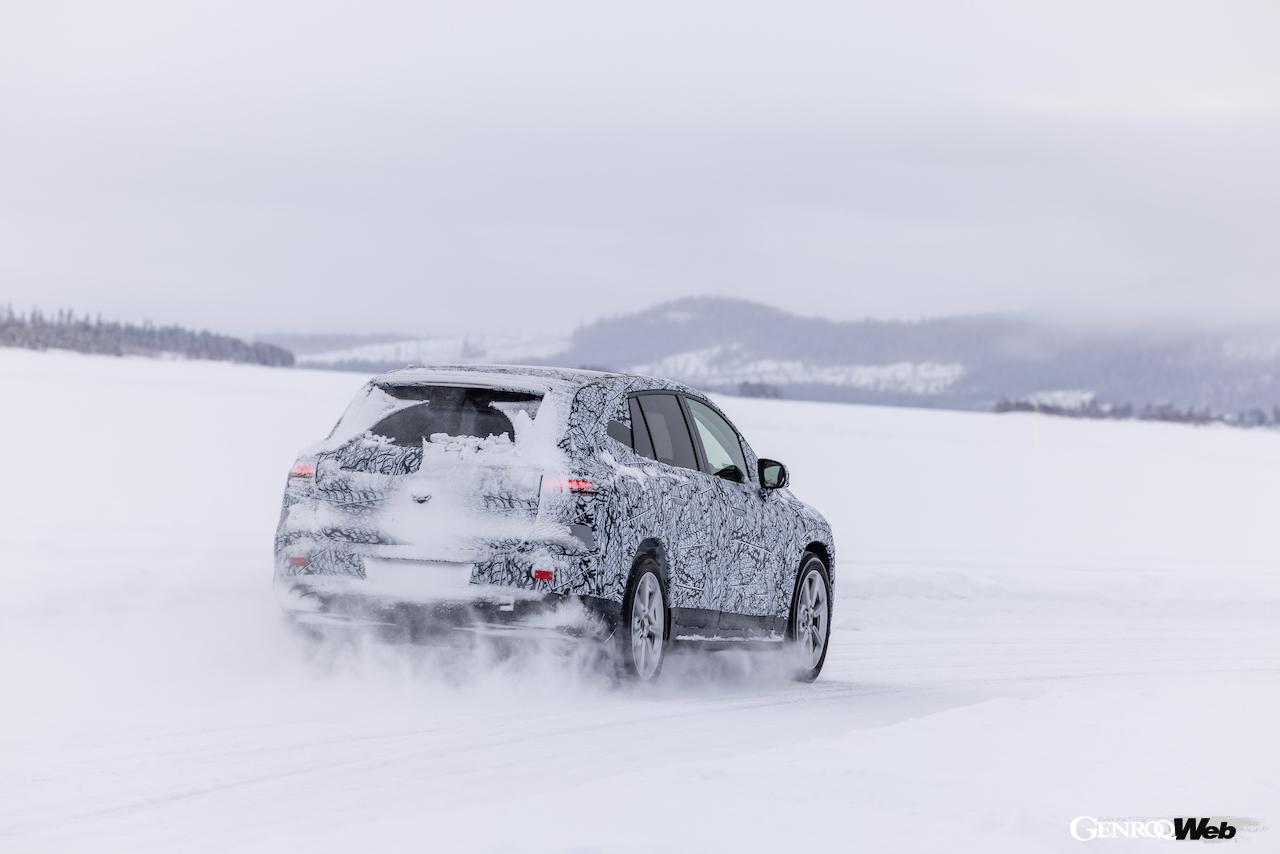 メルセデス・ベンツ EQS SUVのプロトタイプ。リヤビュー。スウェーデンでの寒冷地テスト