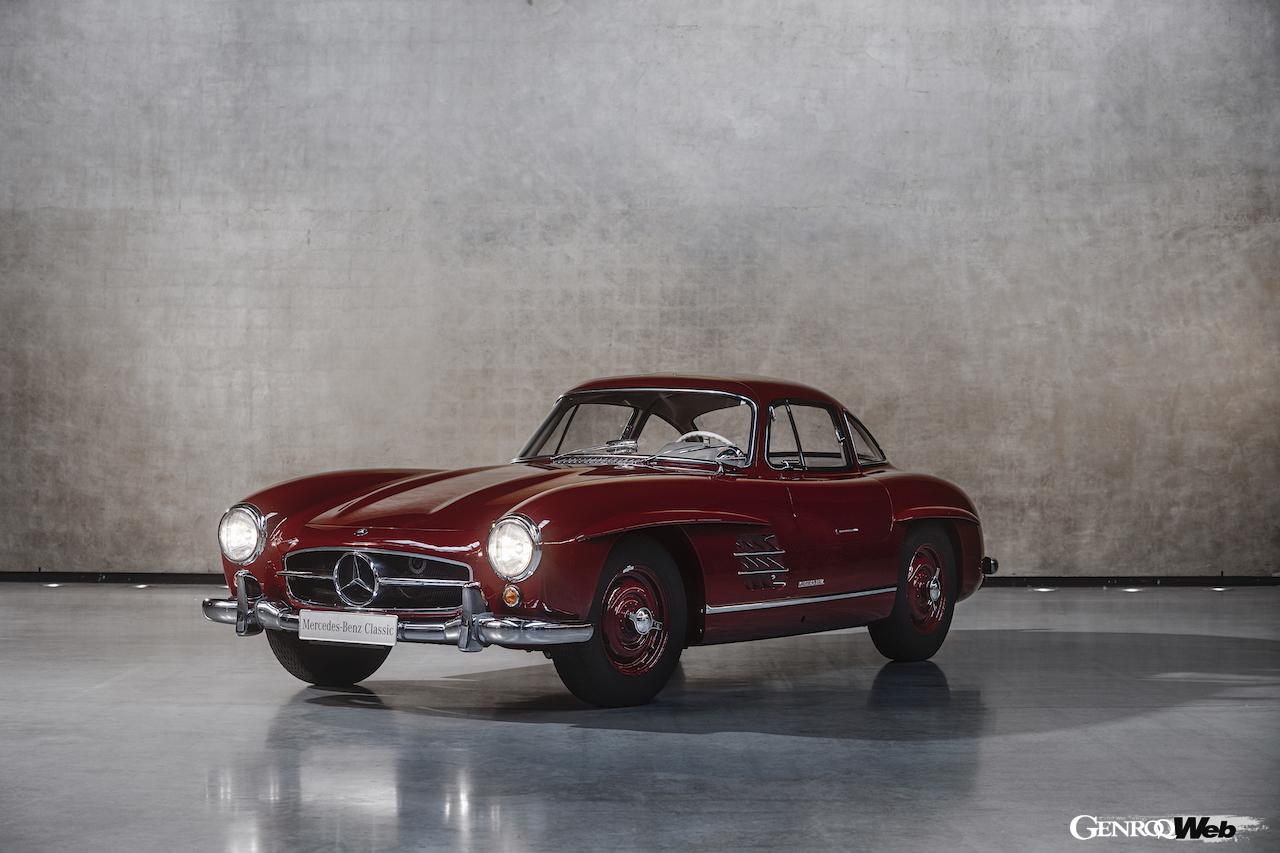メルセデス・ベンツSLの過去モデル。1957年の300SLクーペ（W198）。フロントビュー。ドア閉