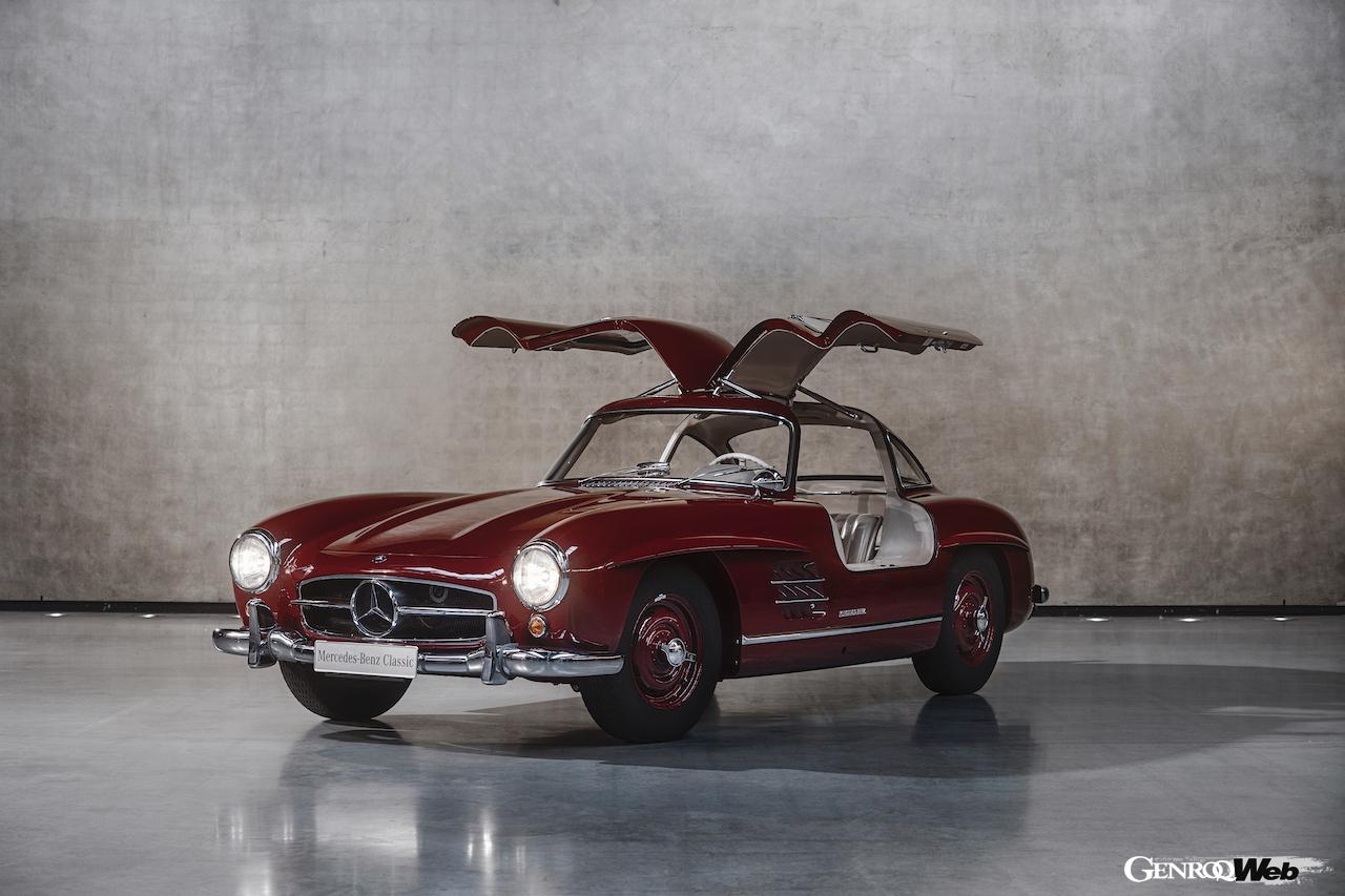 メルセデス・ベンツSLの過去モデル。1957年の300SLクーペ（W198）。フロントビュー。ドア開