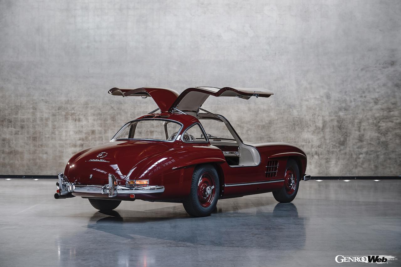 メルセデス・ベンツSLの過去モデル。1957年の300SLクーペ（W198）。リヤビュー。ドア開