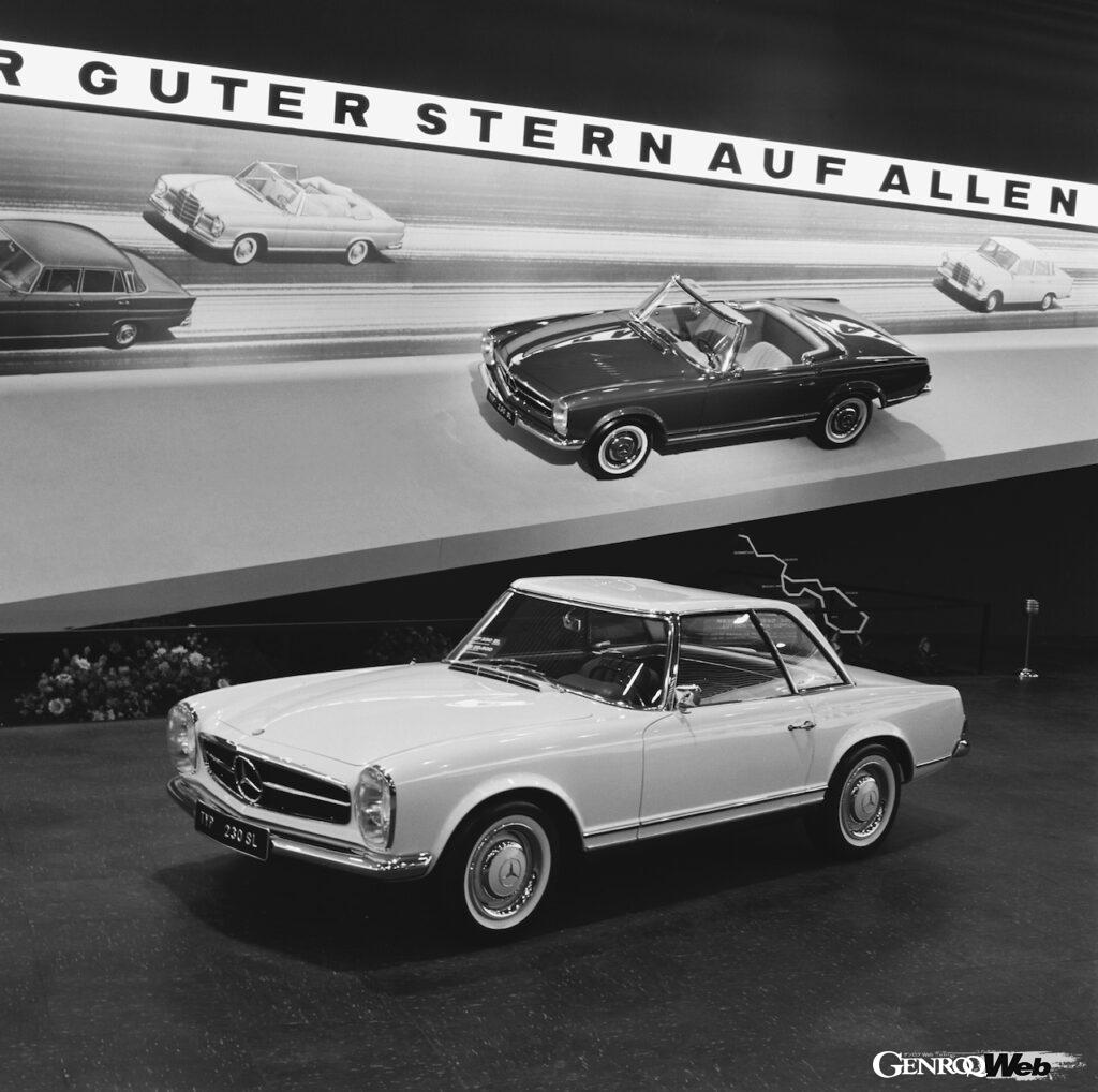 1963年9月のフランクフルトショーで発表されたメルセデス・ベンツ230SL(W113)