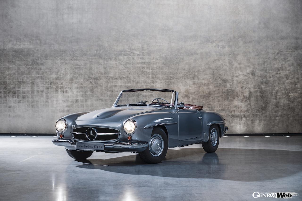 メルセデス・ベンツSLの過去モデル。1961年の190SL（W121）。フロントビュー