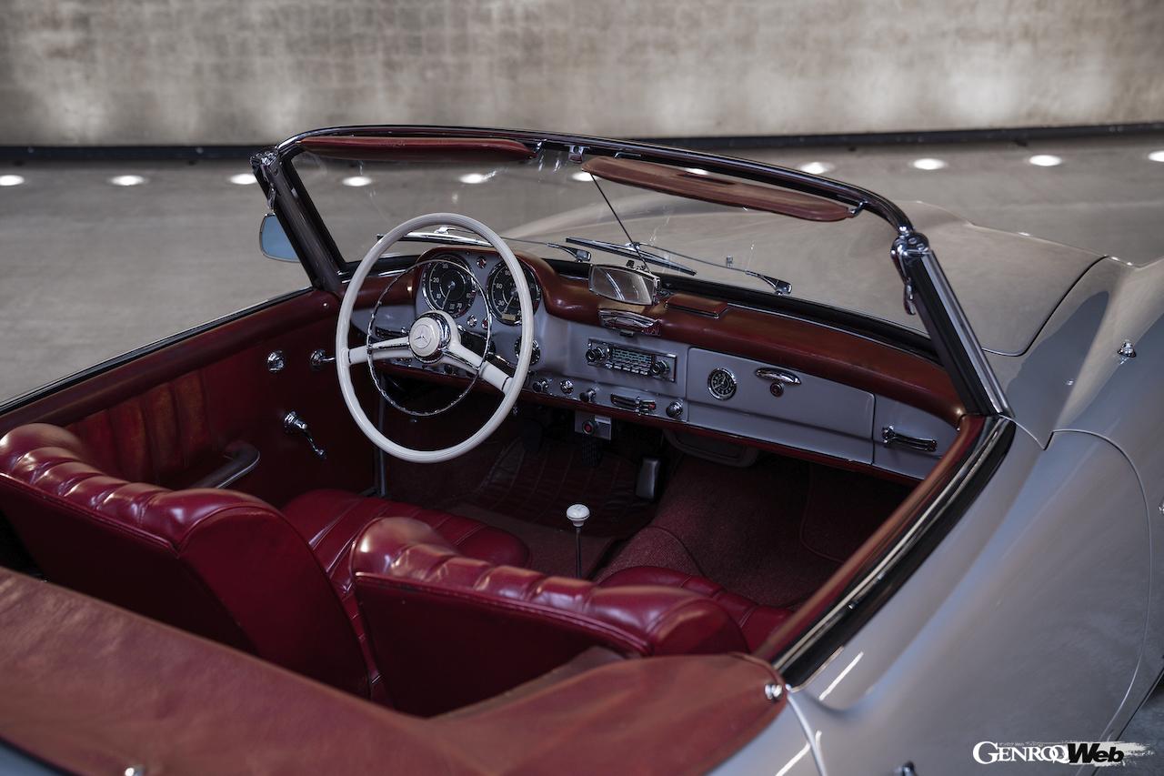 メルセデス・ベンツSLの過去モデル。1961年の190SL（W121）。コクピット
