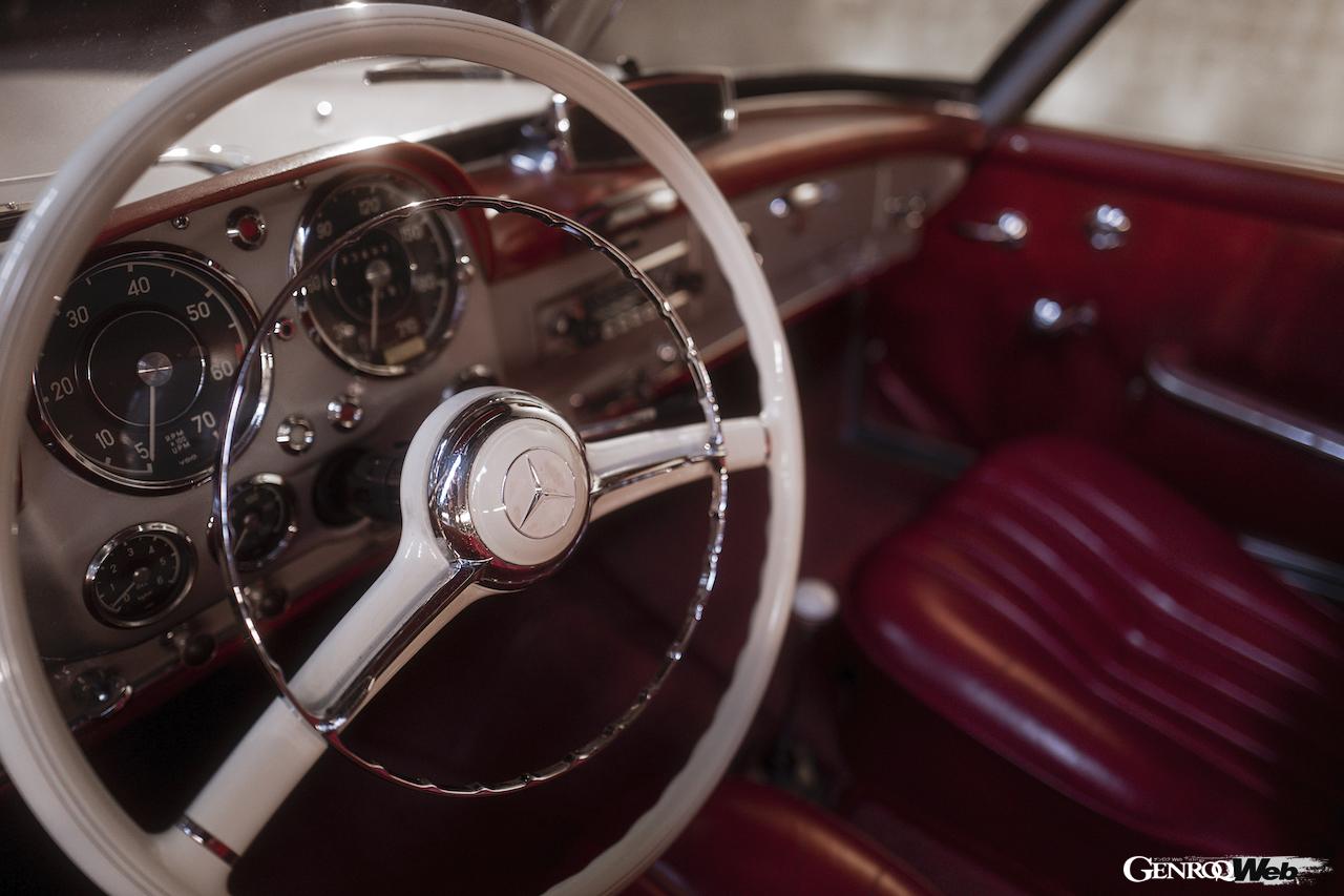 メルセデス・ベンツSLの過去モデル。1961年の190SL（W121）。コクピット