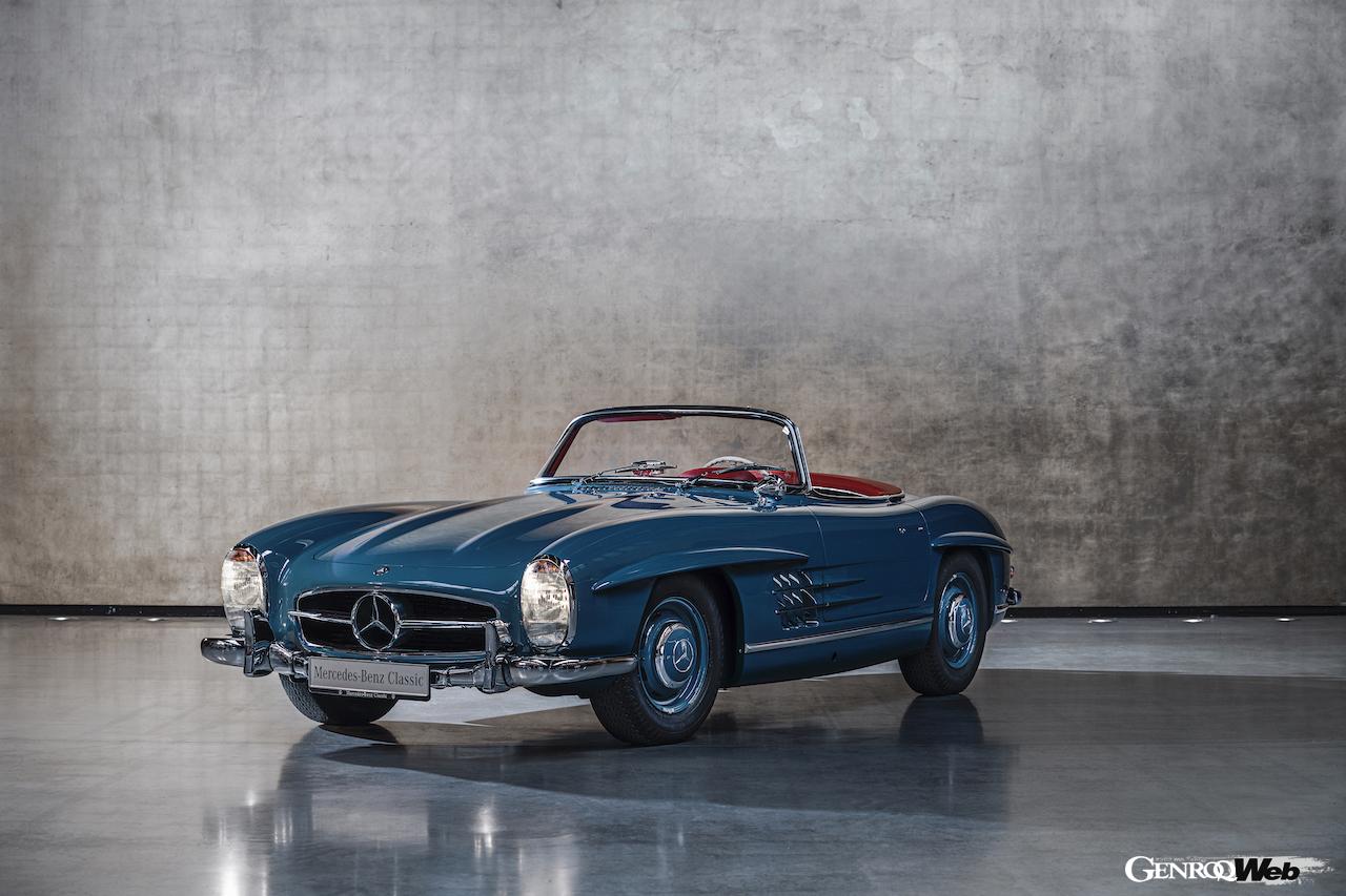 メルセデス・ベンツSLの過去モデル。1960年の300SLロードスター（W198）。フロントビュー