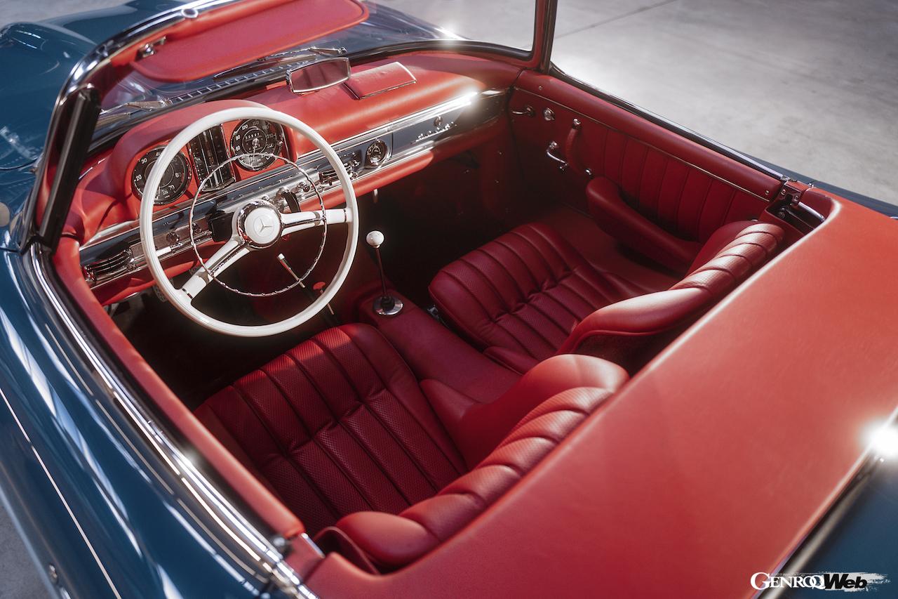 メルセデス・ベンツSLの過去モデル。1960年の300SLロードスター（W198）。キャビン